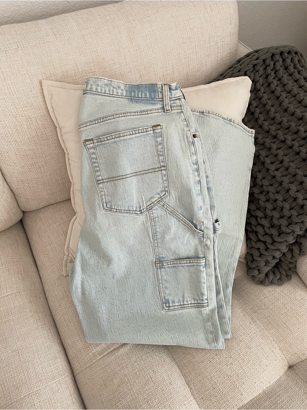 Abercrombie & Fitch The ‘90s Straight Ultra High Rise Light Wash Carpenter Jeans
